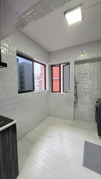 485C Choa Chu Kang Avenue 5, 485C Choa Chu Kang Avenue 5, 3 Bedrooms, 1,302 sqft, HDB Flat For Sale, by Eric Yam, 500126274 - Back yard drying area - PropertyGuru.com.sg