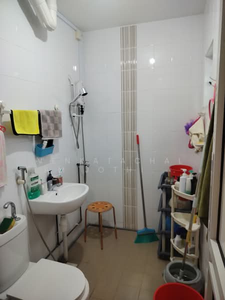 908 Jurong West Street 91, 908 Jurong West Street 91, 3 Bedrooms, 1,108 sqft, HDB Flat For Sale, by Venkatachalam Jothiraj (Raj), 500126288 - Bathroom - PropertyGuru.com.sg