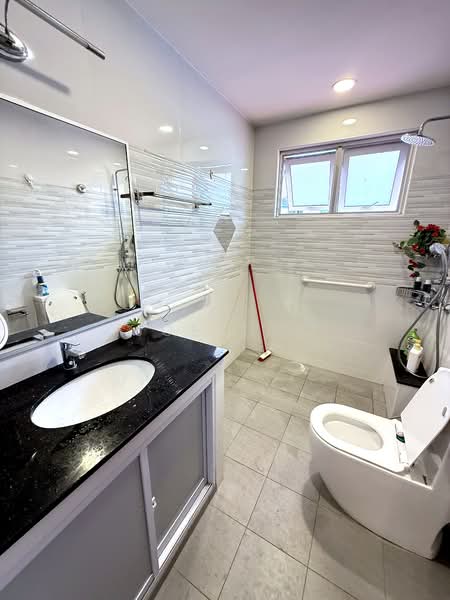 Saint Nicholas View, St. Nicholas View, 5 Bedrooms, 2,000 sqft, Terraced House For Sale, by Joe Tay, 500126305 - Bathroom - PropertyGuru.com.sg