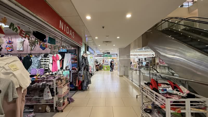 Lucky Plaza, 304 Orchard Road, 110 sqft, Mall Shop For Rent, by Alvin Chua, 500126306 - Corridor - CommercialGuru.com.sg