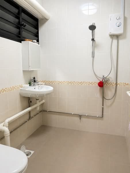 637 Veerasamy Road, 637 Veerasamy Road, 3 Bedrooms, 1,173 sqft, HDB Flat For Sale, by Yvette Lim, 500126325 - Bathroom - PropertyGuru.com.sg