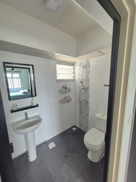 95A Henderson Road, 95A Henderson Road, 2 Bedrooms, 732 sqft, HDB Flat For Sale, by Ria Beevi, 500126350 - Bathroom - PropertyGuru.com.sg