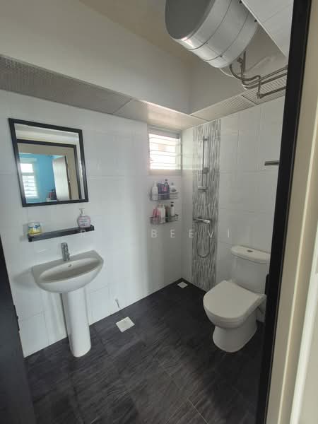 95A Henderson Road, 95A Henderson Road, 2 Bedrooms, 732 sqft, HDB Flat For Sale, by Ria Beevi, 500126350 - Bathroom - PropertyGuru.com.sg