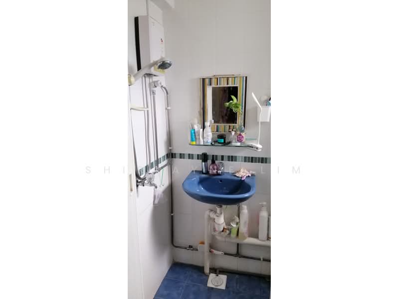 434 Clementi Avenue 3, 434 Clementi Avenue 3, 3 Bedrooms, 979 sqft, HDB Flat For Sale, by Shirlayne Lim, 500126392 - Bathroom - PropertyGuru.com.sg