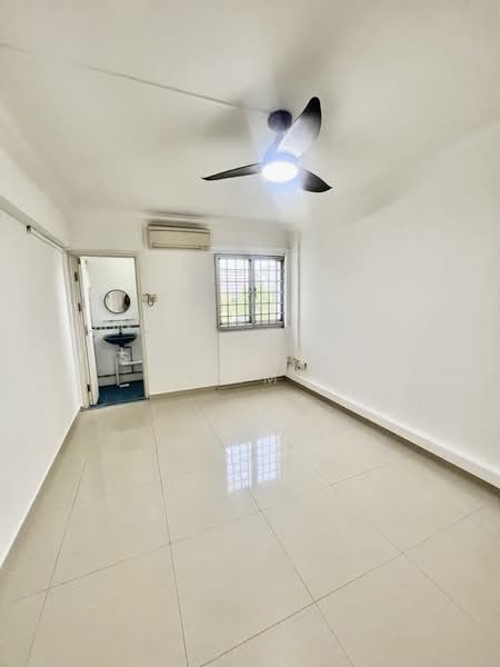 434 Clementi Avenue 3, 434 Clementi Avenue 3, 3 Bedrooms, 979 sqft, HDB Flat For Sale, by Shirlayne Lim, 500126392 - Master Bedroom - PropertyGuru.com.sg