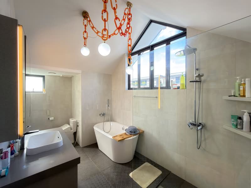 Renovated Move In 2.5 Storey Semi-D @ Seletar Hills Estate, , 5 Bedrooms, 4,300 sqft, Semi-Detached House For Sale, by Lin Ong, 500126399 - Bathroom - PropertyGuru.com.sg