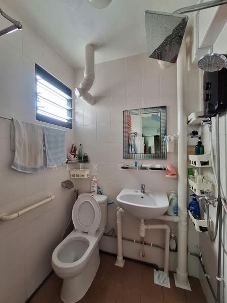 121 Paya Lebar Way, 121 Paya Lebar Way, 3 Bedrooms, 980 sqft, HDB Flat For Sale, by Alex Chew, 500126403 - Master Bathroom - PropertyGuru.com.sg