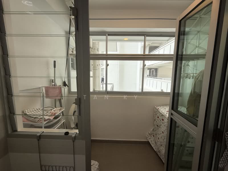 590A Ang Mo Kio Street 51, 590A Ang Mo Kio Street 51, 2 Bedrooms, 1,001 sqft, HDB Flat For Rent, by Tan KY, 500126421 - Balcony - PropertyGuru.com.sg
