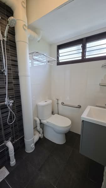 57 Telok Blangah Heights, 57 Telok Blangah Heights, 2 Bedrooms, 978 sqft, HDB Flat For Sale, by Cillia Yow, 500126431 - Bathroom - PropertyGuru.com.sg