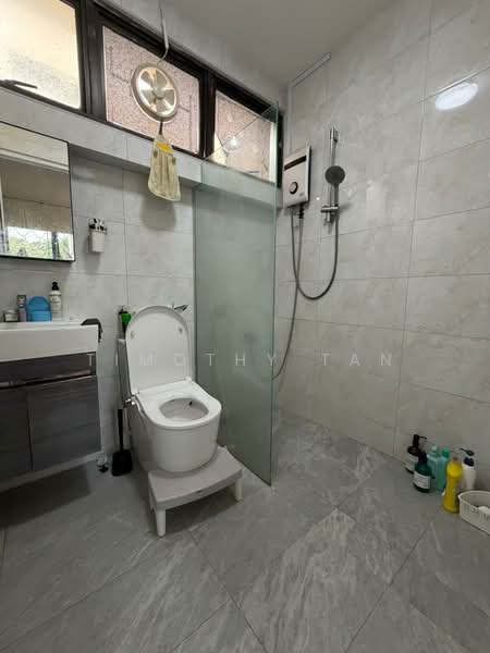 Eastern Lagoon II, 200 Upper East Coast Road, 2 Bedrooms, 893 sqft, Condominium For Rent, by Timothy Tan, 500126444 - Bathroom - PropertyGuru.com.sg