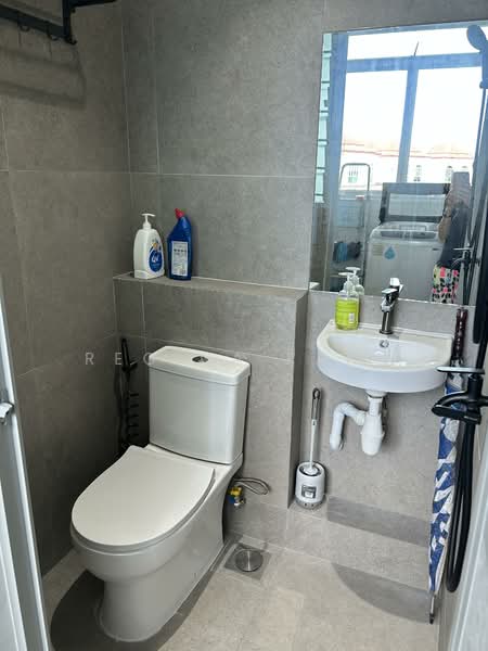 Avila Gardens, 15 Flora Road, Room Rental, 250 sqft, Condominium For Rent, by Regina Fang, 500126479 - Bathroom - PropertyGuru.com.sg