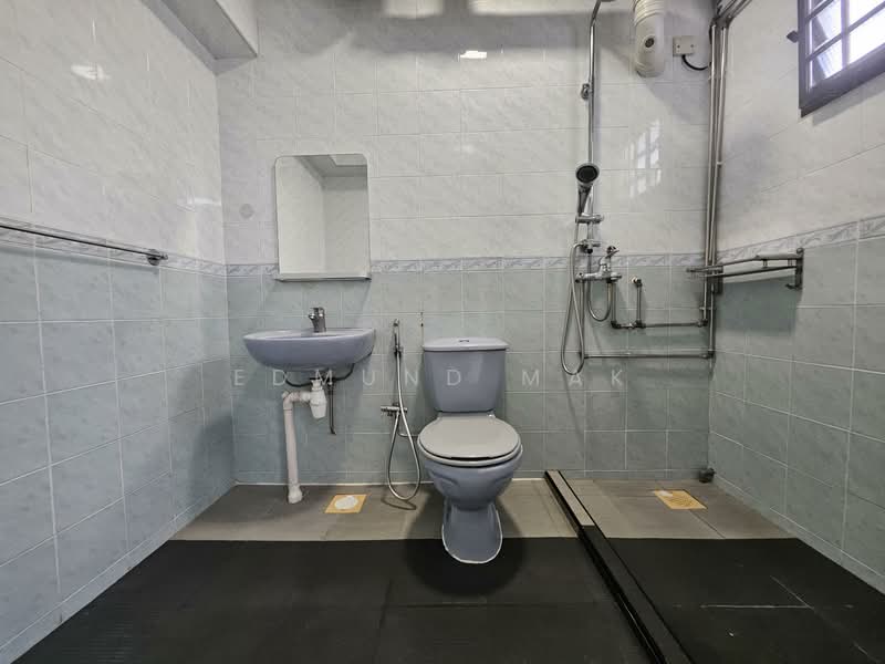 325A Sengkang East Way, 325A Sengkang East Way, 3 Bedrooms, 968 sqft, HDB Flat For Rent, by Edmund Mak, 500126494 - Master Bathroom - PropertyGuru.com.sg