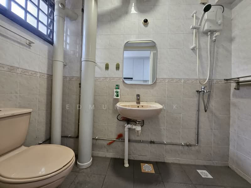 325A Sengkang East Way, 325A Sengkang East Way, 3 Bedrooms, 968 sqft, HDB Flat For Rent, by Edmund Mak, 500126494 - Bathroom at Kitchen - PropertyGuru.com.sg