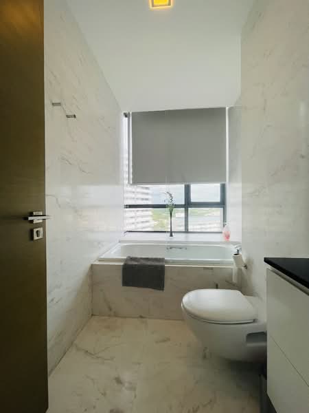 The Trizon, 2 Ridgewood Close, 2 Bedrooms, 1,346 sqft, Condominium For Rent, by April Lee, 500126555 - Bathroom - PropertyGuru.com.sg