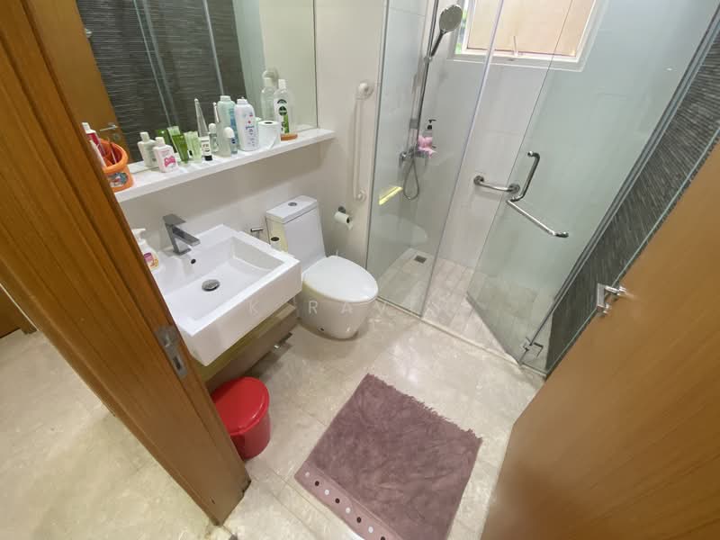 The Greenwich, 3 Seletar Road, 3 Bedrooms, 1,076 sqft, Condominium For Sale, by K Ravin, 500126617 - Bathroom - PropertyGuru.com.sg