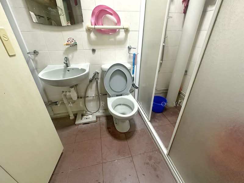 296 Yishun Street 20, 296 Yishun Street 20, 3 Bedrooms, 979 sqft, HDB Flat For Rent, by Valerie Leow, 500126620 - Bathroom - PropertyGuru.com.sg