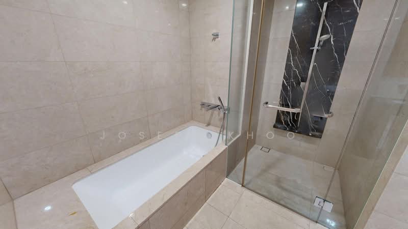 Marina Bay Suites, 3 Central Boulevard, 3 Bedrooms, 1,593 sqft, Apartment For Rent, by Joseph Khoo, 500126640 - Master Bathroom - PropertyGuru.com.sg