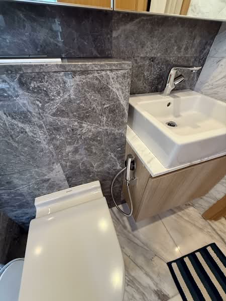 The Peak @ Cairnhill II, 61 Cairnhill Circle, 2 Bedrooms, 904 sqft, Condominium For Rent, by Ally Khoo, 500126652 - Bathroom - PropertyGuru.com.sg