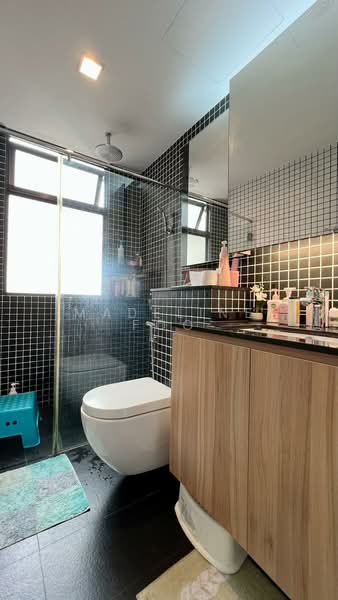 Seasons View, 5 Pemimpin Drive, 2 Bedrooms, 969 sqft, Condominium For Sale, by Madeline Foo, 500126816 - Bathroom - PropertyGuru.com.sg