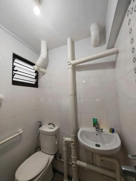 334 Clementi Avenue 2, 334 Clementi Avenue 2, 2 Bedrooms, 721 sqft, HDB Flat For Sale, by Joyce Lim, 500126853 - Bathroom - PropertyGuru.com.sg