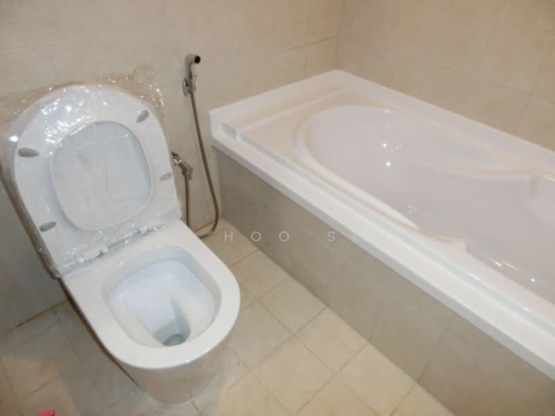 Cairnhill Plaza, 55 Cairnhill Road, 3 Bedrooms, 2,852 sqft, Condominium For Sale, by Foo Hoo Seng, 500126876 - RENOVATED MASTER BATHROOM  - PropertyGuru.com.sg