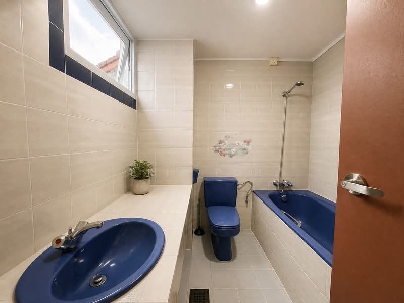 Mimosa Villas, Mimosa Walk, 4 Bedrooms, 4,000 sqft, Semi-Detached House For Sale, by Erin Poh, 500126899 - Ensuite Bathroom - PropertyGuru.com.sg