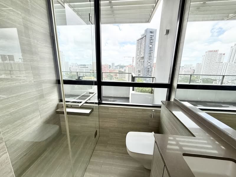 The Crest, 101 Prince Charles Crescent, 4 Bedrooms, 1,646 sqft, Condominium For Sale, by Alan Leu, 500126905 - Bathroom - PropertyGuru.com.sg