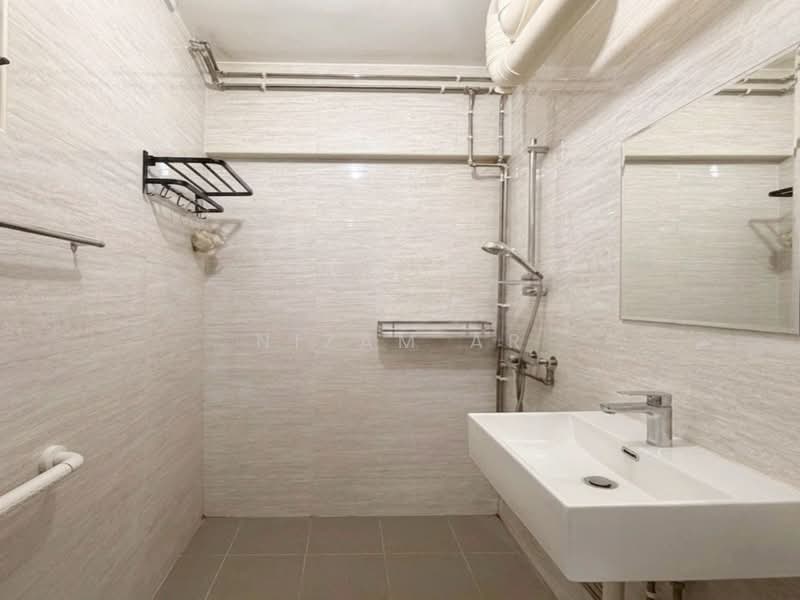173 Hougang Avenue 1, 173 Hougang Avenue 1, 3 Bedrooms, 1,077 sqft, HDB Flat For Sale, by Nizam AR, 500126959 - Bathroom - PropertyGuru.com.sg