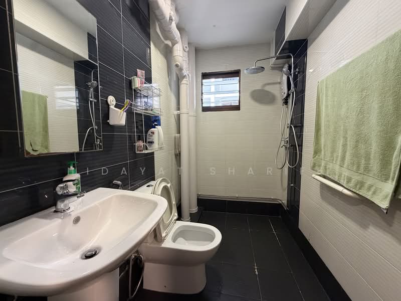 635 Woodlands Ring Road, 635 Woodlands Ring Road, 4 Bedrooms, 1,518 sqft, HDB Flat For Sale, by Hidayat Shariff, 500126963 - Bathroom - PropertyGuru.com.sg