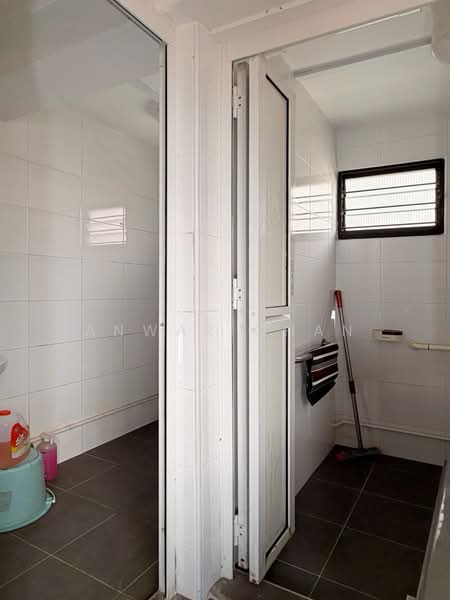 528 Bukit Batok Street 51, 528 Bukit Batok Street 51, 2 Bedrooms, 743 sqft, HDB Flat For Sale, by Anwar Chan, 500126979 - Bathroom - PropertyGuru.com.sg