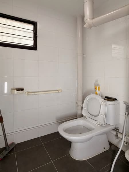 528 Bukit Batok Street 51, 528 Bukit Batok Street 51, 2 Bedrooms, 743 sqft, HDB Flat For Sale, by Anwar Chan, 500126979 - Bathroom - PropertyGuru.com.sg