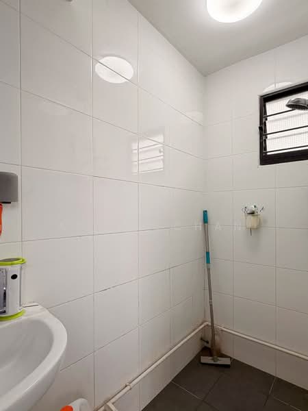 528 Bukit Batok Street 51, 528 Bukit Batok Street 51, 2 Bedrooms, 743 sqft, HDB Flat For Sale, by Anwar Chan, 500126979 - Bathroom - PropertyGuru.com.sg