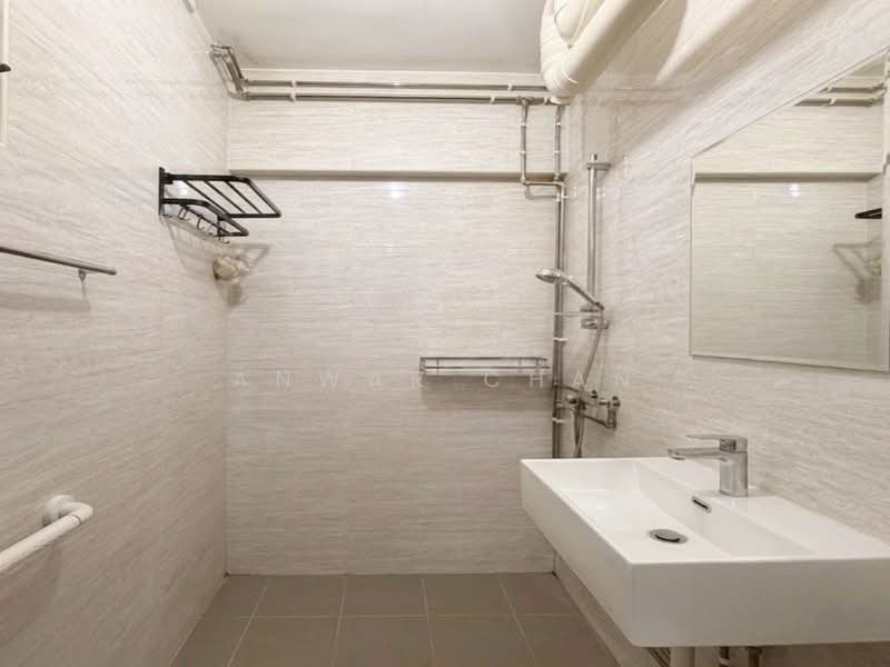 173 Hougang Avenue 1, 173 Hougang Avenue 1, 3 Bedrooms, 1,077 sqft, HDB Flat For Sale, by Anwar Chan, 500126986 - Bathroom - PropertyGuru.com.sg