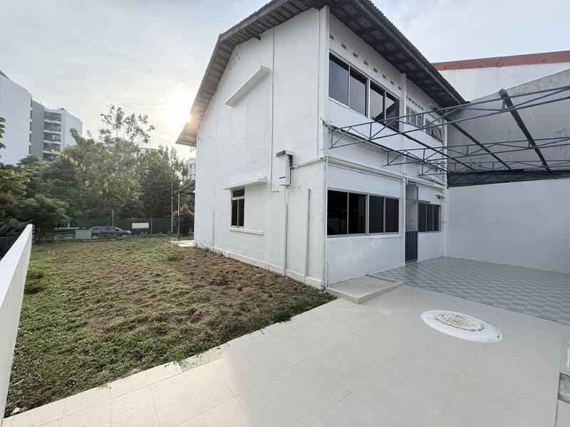 Spacious Semi-D House at Jalan Jurong Kechil - Landed Living near Beauty World, Jalan Jurong Kechil, Chun Tin Road, Toh Tuck Road, 4 Bedrooms, 1,600 sqft, Semi-Detached House For Rent, by Peter Yao, 500126997 - Exterior - PropertyGuru.com.sg