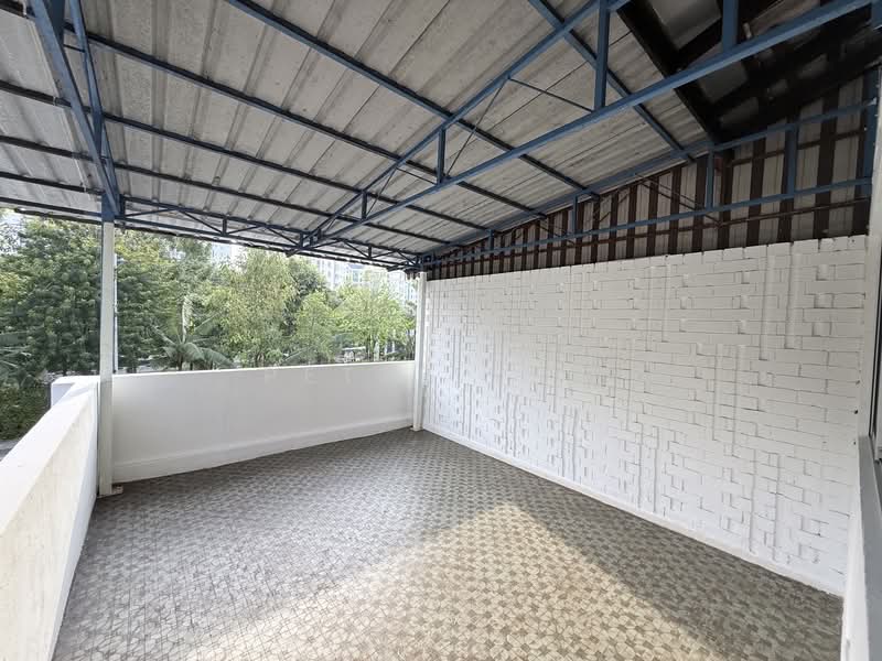 Spacious Semi-D House at Jalan Jurong Kechil - Landed Living near Beauty World, Jalan Jurong Kechil, Chun Tin Road, Toh Tuck Road, 4 Bedrooms, 1,600 sqft, Semi-Detached House For Rent, by Peter Yao, 500126997 - Balcony - PropertyGuru.com.sg