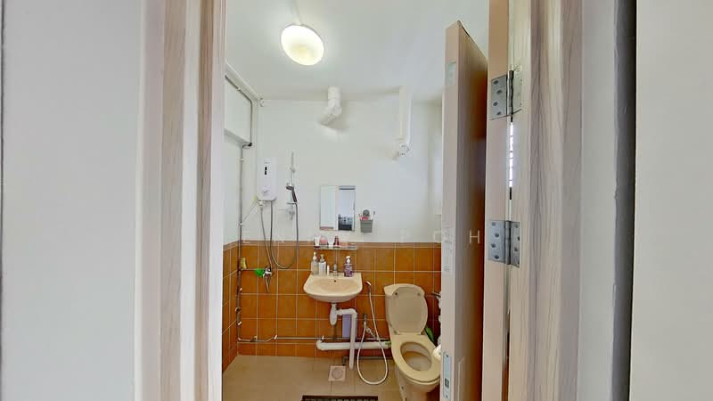 112 Tampines Street 11, 112 Tampines Street 11, 2 Bedrooms, 807 sqft, HDB Flat For Sale, by Kenny Poh, 500127006 - Bathroom - PropertyGuru.com.sg