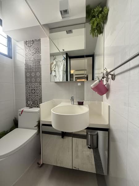 202 Bedok North Street 1, 202 Bedok North Street 1, 2 Bedrooms, 882 sqft, HDB Flat For Rent, by Wilson Neo, 500127023 - Attached Master Bathroom - PropertyGuru.com.sg