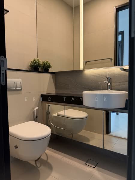 Kallang Riverside, 51 Kampong Bugis, 2 Bedrooms, 1,001 sqft, Condominium For Sale, by Eric Tay CK, 500127039 - Bathroom - PropertyGuru.com.sg