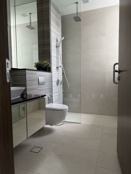 Kallang Riverside, 51 Kampong Bugis, 2 Bedrooms, 1,001 sqft, Condominium For Sale, by Eric Tay CK, 500127039 - Bathroom - PropertyGuru.com.sg