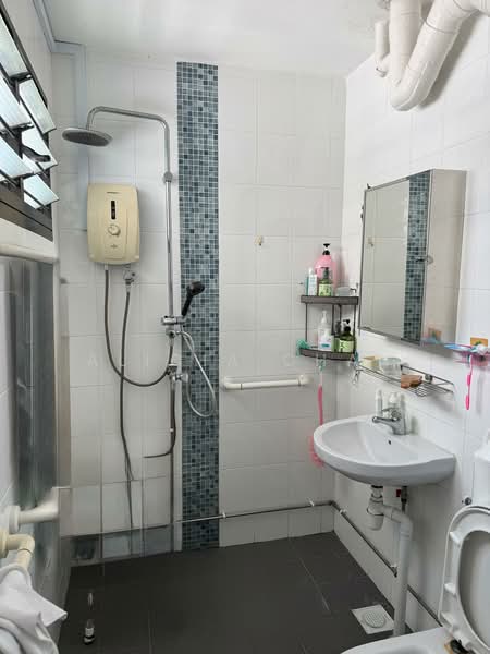 636 Hougang Avenue 8, 636 Hougang Avenue 8, 3 Bedrooms, 904 sqft, HDB Flat For Sale, by Alicia Chan, 500127042 - Bathroom - PropertyGuru.com.sg