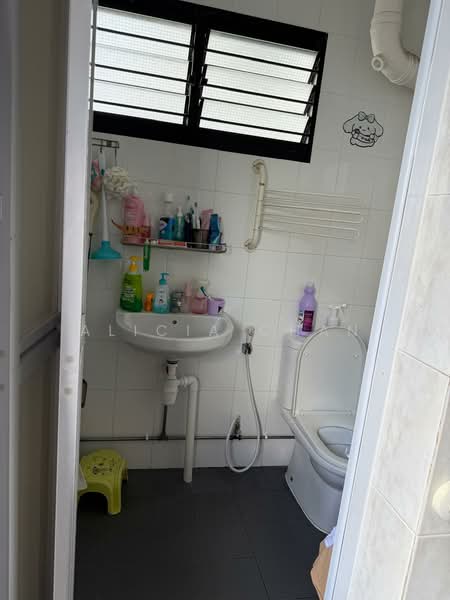 636 Hougang Avenue 8, 636 Hougang Avenue 8, 3 Bedrooms, 904 sqft, HDB Flat For Sale, by Alicia Chan, 500127042 - Bathroom - PropertyGuru.com.sg