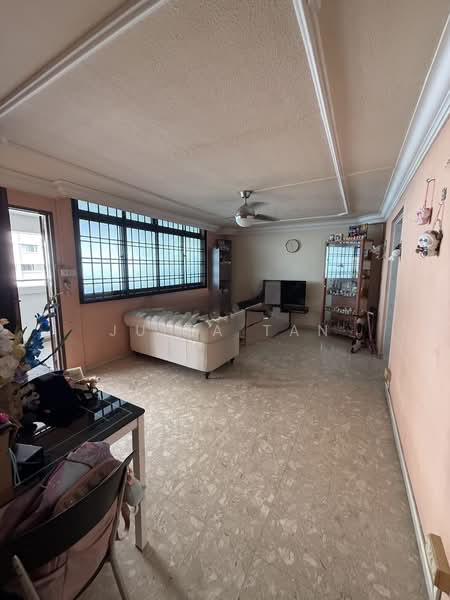 636 Hougang Avenue 8, 636 Hougang Avenue 8, 3 Bedrooms, 904 sqft, HDB Flat For Sale, by Juita Tan, 500127046 - Living Room - PropertyGuru.com.sg