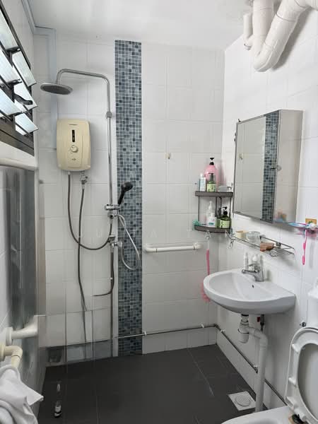 636 Hougang Avenue 8, 636 Hougang Avenue 8, 3 Bedrooms, 904 sqft, HDB Flat For Sale, by Juita Tan, 500127046 - Bathroom - PropertyGuru.com.sg