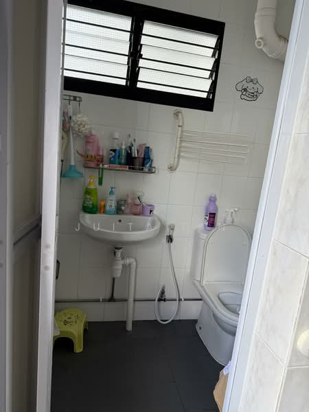 636 Hougang Avenue 8, 636 Hougang Avenue 8, 3 Bedrooms, 904 sqft, HDB Flat For Sale, by Juita Tan, 500127046 - Bathroom - PropertyGuru.com.sg