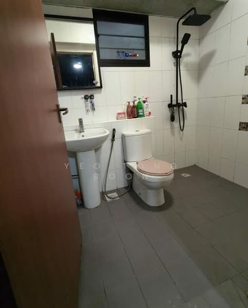 547D Segar Road, 547D Segar Road, 2 Bedrooms, 721 sqft, HDB Flat For Sale, by Yeo Tong Boon, 500127081 - Bathroom - PropertyGuru.com.sg