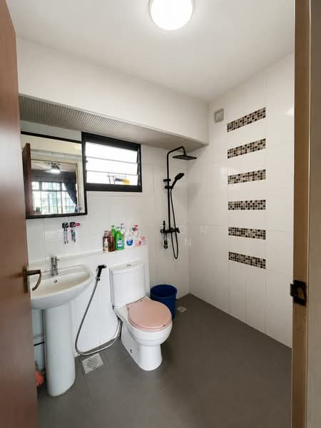 547D Segar Road, 547D Segar Road, 2 Bedrooms, 721 sqft, HDB Flat For Sale, by Yeo Tong Boon, 500127081 - Bathroom - PropertyGuru.com.sg