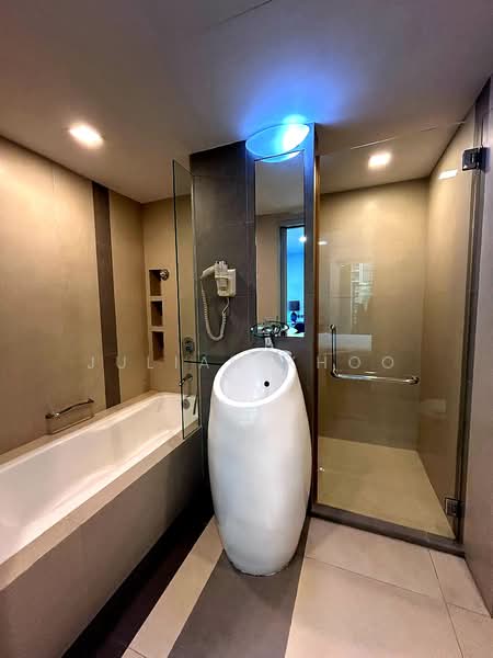 Royal Residences, , 1 Bedroom, 559 sqft, Apartment For Rent, by Julian Khoo, 500127083 - Bathroom - PropertyGuru.com.sg