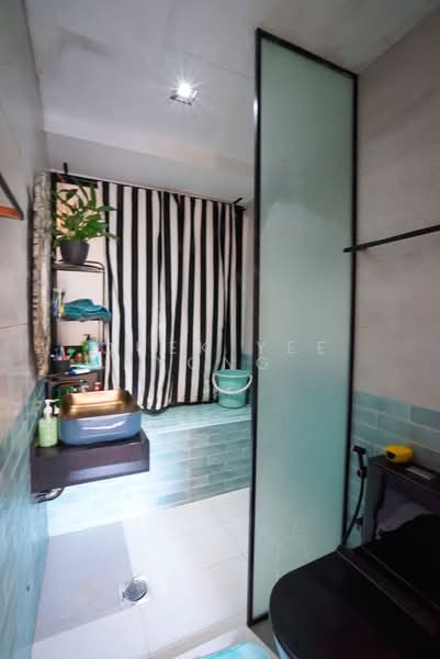 Bluwaters 2, 205 Jalan Loyang Besar, 4 Bedrooms, 1,496 sqft, Condominium For Sale, by Quek Yee Yong, 500127113 - Bathroom - PropertyGuru.com.sg
