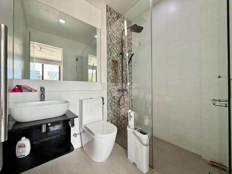 Newly Renovated Ensuite Rooms, Burnfoot Terrace, Room Rental, 400 sqft, Terraced House For Rent, by Sherilyn Tan, 500127116 - Bathroom - PropertyGuru.com.sg