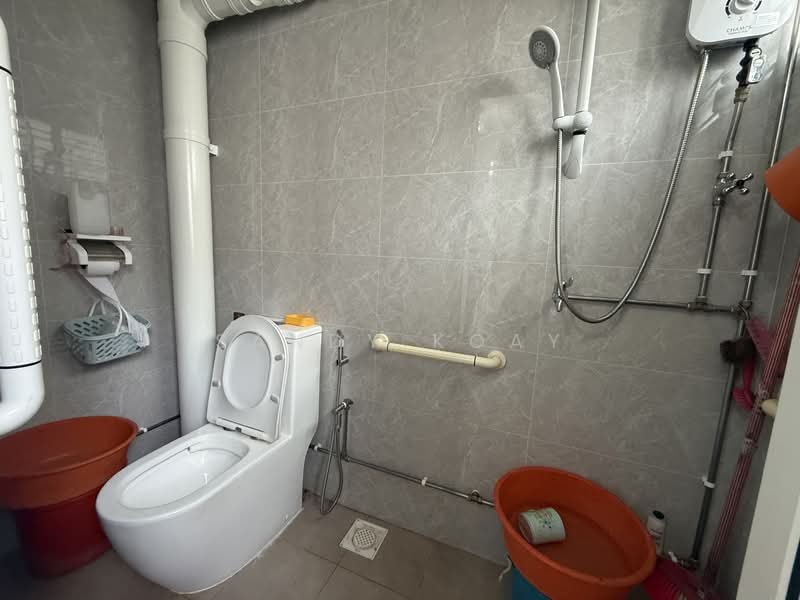979 Jurong West Street 93, 979 Jurong West Street 93, 3 Bedrooms, 1,162 sqft, HDB Flat For Sale, by Sandy Koay, 500127148 - Bathroom - PropertyGuru.com.sg